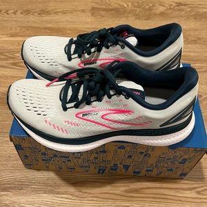 BROOKS women’s Glycerin 19 running shoes, size 7.5 B, NEW IN BOX